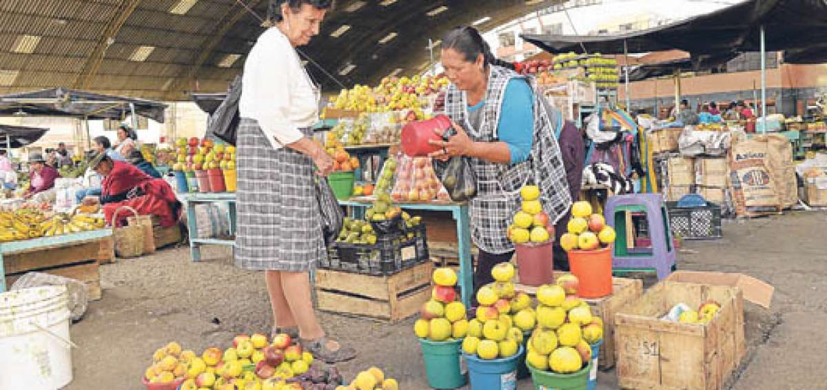 Los clientes de los mercados de la Sierra centro compran la manzana que proviene de Bayushig, y Bilbao, del cant&oacute;n Penipe (Chimborazo). Foto: Roberto Ch&aacute;vez / El Tel&eacute;grafo