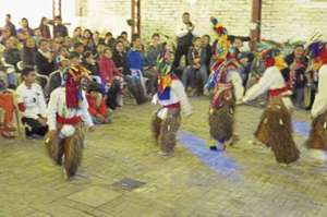 Los ni&ntilde;os y adolescentes participan en talleres para aprender sobre danza y m&uacute;sica, pero tambi&eacute;n se benefician con charlas espirituales diarias. Foto: Silvia Osorio/ para El Tel&eacute;grafo