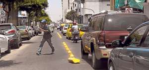 Los congestionamientos son frecuentes en la calle Esmeraldas, en la cual los veh&iacute;culos particulares tambi&eacute;n usan los carriles para buses.