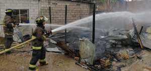 Quince miembros del Cuerpo de Bomberos de Machala acudieron a controlar el fuego.