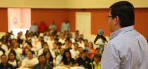  Leonardo Berrezueta, ministro del Trabajo, durante un seminario con empleados insulares.