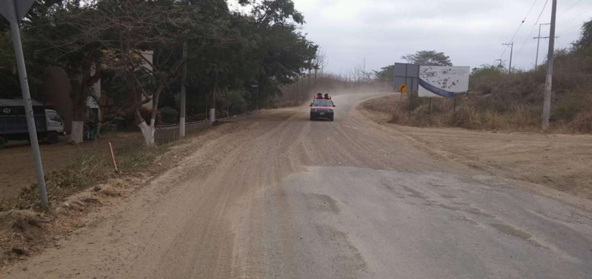 La v&iacute;a de acceso a las comunas Limoncito, Juntas del Pac&iacute;fico, La Frutilla, Julio Moreno est&aacute; llena de tierra y de polvo en verano; en invierno se vuelve intransitable.