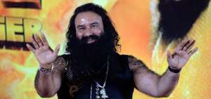  Conocido por sus afici&oacute;n a las joyas y a la ropa llamativa, este l&iacute;der espiritual de 50 a&ntilde;os, est&aacute; a la cabeza de la secta Dera Sacha Sauda.