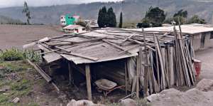 El polvo volc&aacute;nico cubri&oacute; gran parte de esta r&uacute;stica vivienda construida cerca del coloso en Tungurahua. Foto: Roberto Ch&aacute;vez / El Tel&eacute;grafo