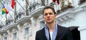 El venezolano Jos&eacute; Ram&oacute;n Barreto, Bol&iacute;var joven en la serie de Netflix, disfruta de su estad&iacute;a en Ecuador.