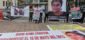 Familiares de David Romo se concentraron en los exteriores de la Fiscal&iacute;a.