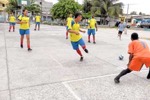 Los integrantes del cuadro ecuatoriano se entrenaron en una cancha de cemento en Guayaquil antes de participar en el Mundial de F&uacute;tbol Callejero en Sao Paulo. Foto: Archivo / El Tel&eacute;grafo