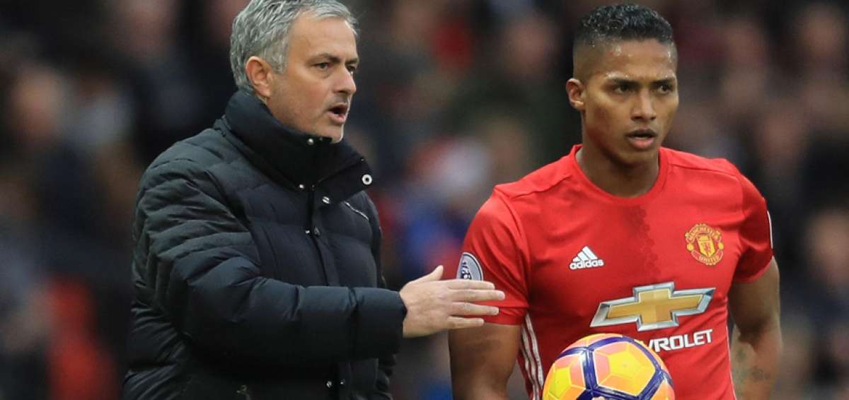 El director t&eacute;cnico del Manchester United, Jos&eacute; Mourinho, le da instrucciones al ecuatoriano Antonio Valencia.