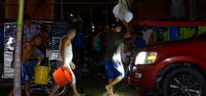 La noche del mi&eacute;rcoles 21 de febrero, se observ&oacute; a docenas de personas buscando agua en Basti&oacute;n Popular.
