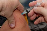Comercialización de vacunas de Psizer contra el covid-19 empezará en 2023