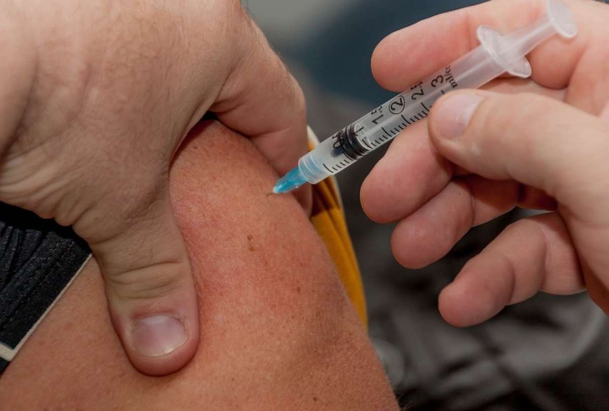 Comercialización de vacunas de Psizer contra el covid-19 empezará en 2023