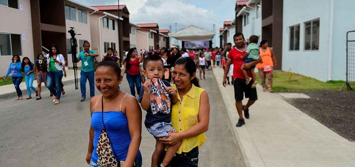 En la urbanizaci&oacute;n Nuevo Jaramij&oacute;, provincia de Manab&iacute;, los beneficiarios caminan con alegr&iacute;a despu&eacute;s de recibir las unidades habitacionales.