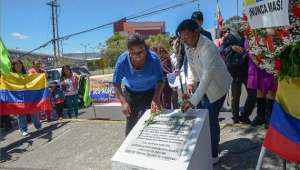 Miembros del Colectivo Juan Pablo Bola&ntilde;os Fern&aacute;ndez develaron una placa en honor del joven. Foto: Santiago Aguirre / El Tel&eacute;grafo 