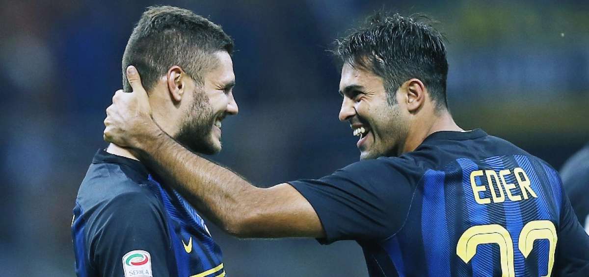 El delantero Mauro Icardi (izq.) celebra junto con Eder el primer gol del partido de ayer ante la Juventus.