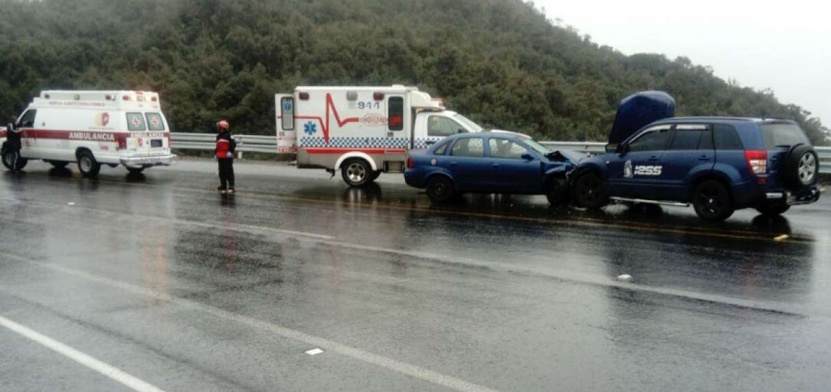 Personal de primeros auxilios acudi&oacute; al lugar del accidente.