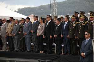 El Jefe de Estado y el Ministro del Interior colocaron las insignias a los oficiales. Foto: Presidencia