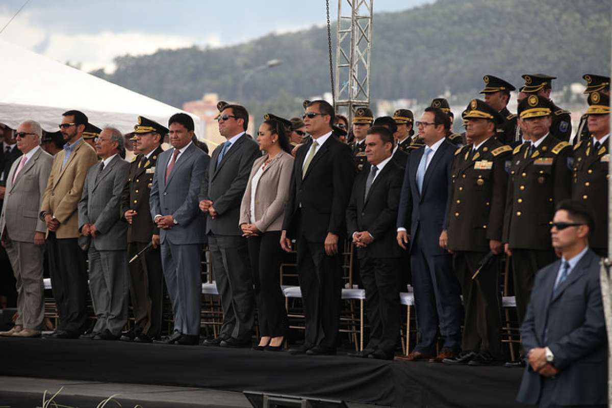 El Jefe de Estado y el Ministro del Interior colocaron las insignias a los oficiales. Foto: Presidencia