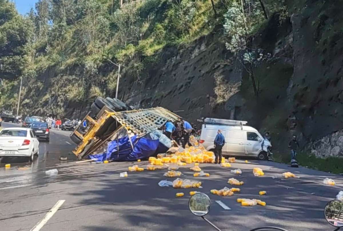 Un camión que transportaba botellas de agua y jugo se volcó en la  Av. Simón Bolívar, en Quito. 