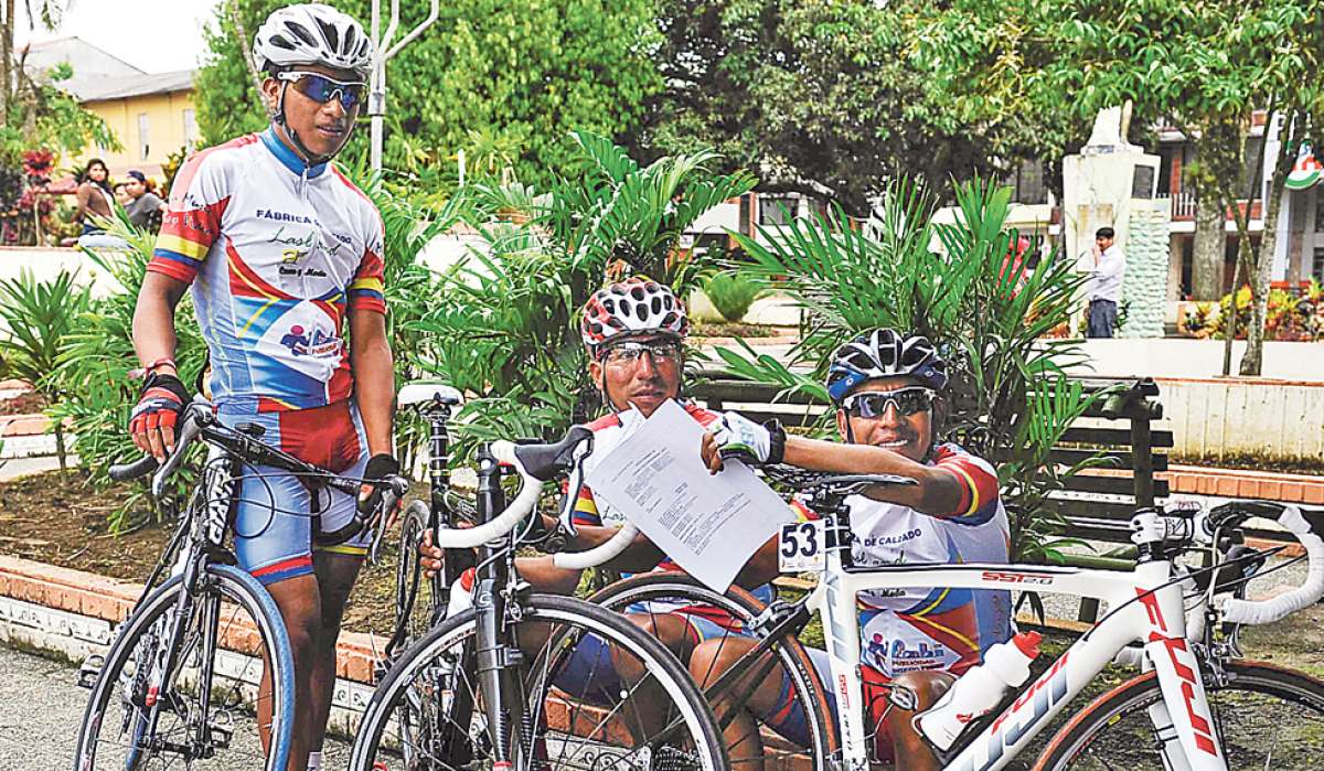 De izquierda a derecha, los hermanos Fabi&aacute;n, Bol&iacute;var y Marcelo Chiluisa estudian el recorrido de una de las &uacute;ltimas etapas de la Vuelta Cicl&iacute;stica al Ecuador. Foto: &Aacute;lvaro P&eacute;rez / El Tel&eacute;grafo.