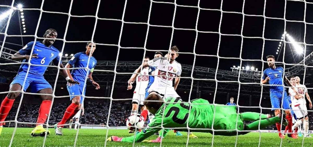 El arquero de Bielorrusia, Andrey Gorbunov, ataja uno de los remates realizados por los jugadores franceses, ayer en el estadio Borisov Arena.