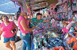 En la explanada del exaeropuerto de Portoviejo, comerciantes se han reunido en la feria navide&ntilde;a, que se extender&aacute; hasta finales de este mes.  Otro de los puntos del comercio es el centro y Picoaz&aacute;. Fotos: Rodolfo P&aacute;rraga / El Tel&eacute;grafo