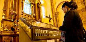 Una veladora autom&aacute;tica llama la atenci&oacute;n de los fieles que acuden a la catedral, aunque la mayor&iacute;a  prefiere las velas tradicionales. A los vendedores de estos art&iacute;culos la implementaci&oacute;n del moderno aparato no les ha afectado. Fotos: Jos&eacute; Luis LLivisaca
