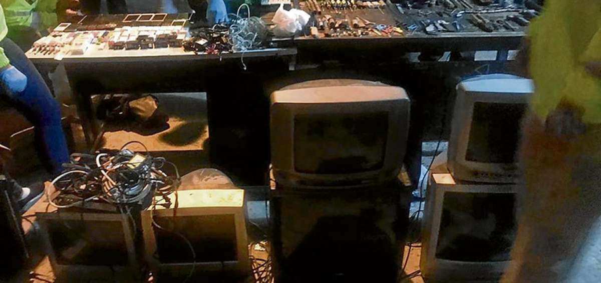 Los polic&iacute;as encontraron en las celdas armas blancas, herramientas, celulares, cables, televisores, entre otras evidencias. 