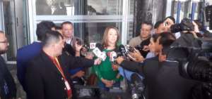 La asamble&iacute;sta Soledad Buend&iacute;a da declaraciones a la prensa a su ingreso a la reuni&oacute;n.