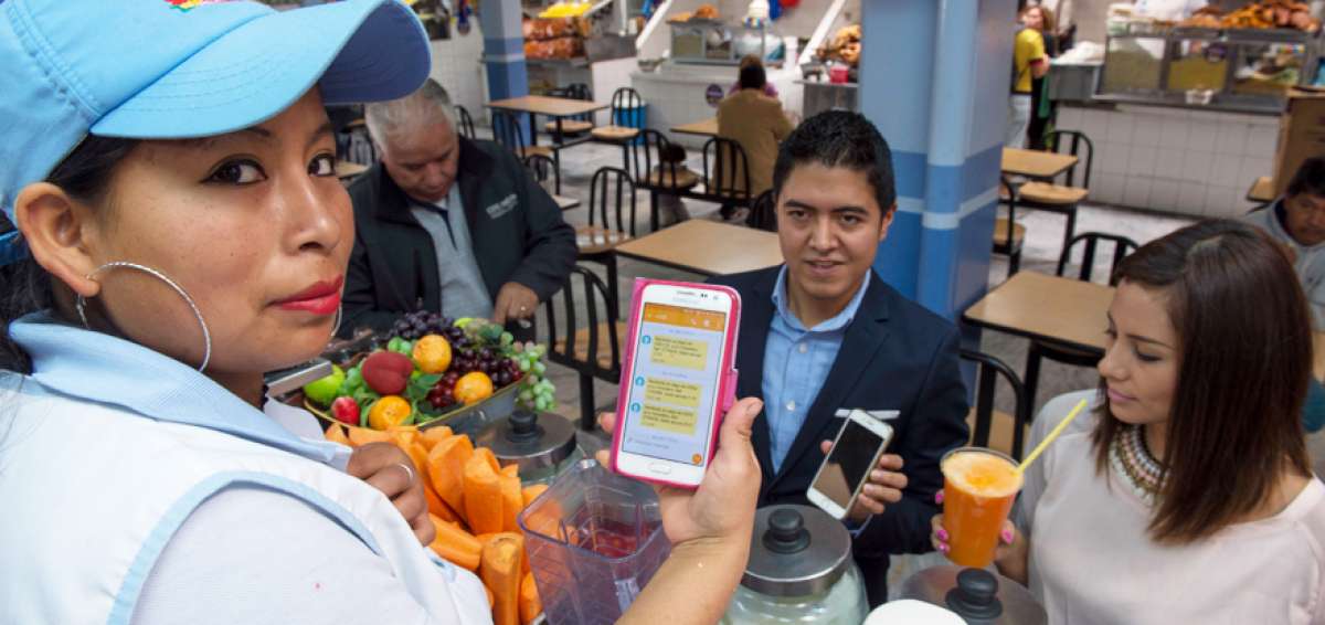 En el Mercado I&ntilde;aquito, ubicado en el norte de la ciudad, varios locales del patio de comidas promocionan el uso de dinero electr&oacute;nico entre sus clientes. 