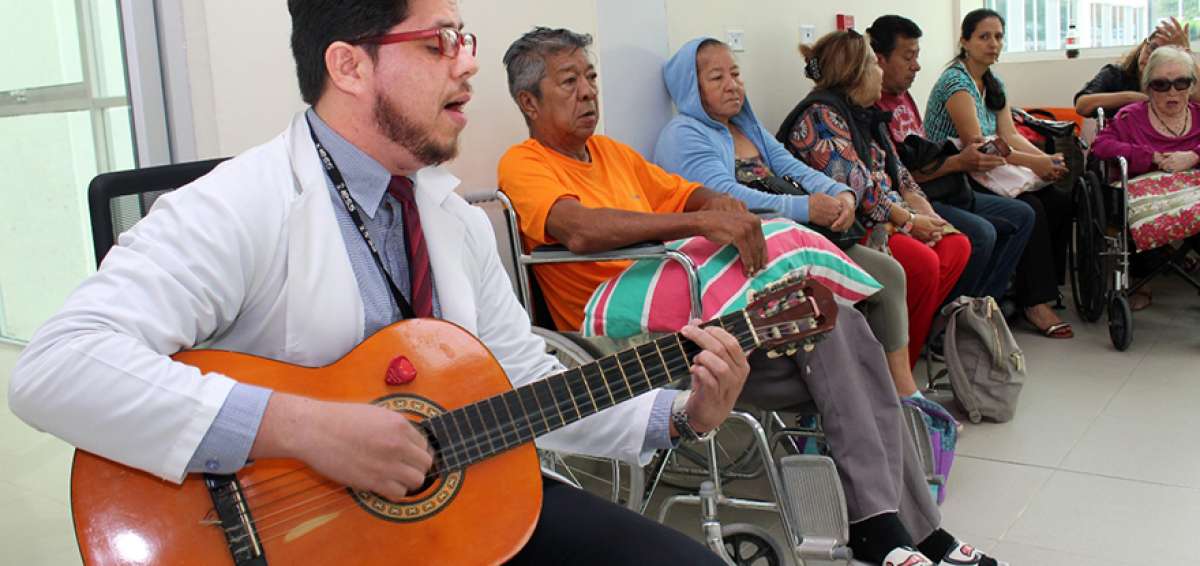 En la unidad de di&aacute;lisis del Hospital Los Ceibos el psic&oacute;logo Ricardo Berrios toca la guitarra y canta pasillos para elevar el &aacute;nimo de los pacientes.