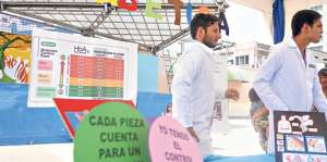 La semana anterior, los alumnos de Medicina hicieron una brigada de atenci&oacute;n en el parque central de Manta. Foto: Rodolfo P&aacute;rraga / El Tel&eacute;grafo