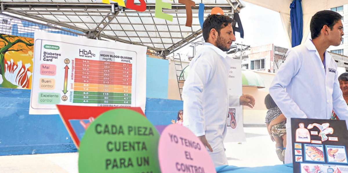 La semana anterior, los alumnos de Medicina hicieron una brigada de atenci&oacute;n en el parque central de Manta. Foto: Rodolfo P&aacute;rraga / El Tel&eacute;grafo