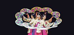 BUCHAECHUM (Danza de los abanicos).- Este baile tiene un significado especial. Los abanicos smbolizan los buenos vientos y el bloqueo de la mala suerte. Por eso esta danza se considera de buena suerte.
