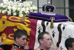 El féretro de la Reina Isabel II fue seputado en la Cripta Real en Windsor. 