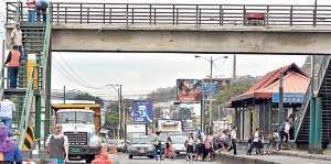El paso peatonal del km 4,5 de la av. Carlos Julio Arosemena estuvo varios d&iacute;as sin techo por su prolongaci&oacute;n. Foto: William Orellana / El Tel&eacute;grafo