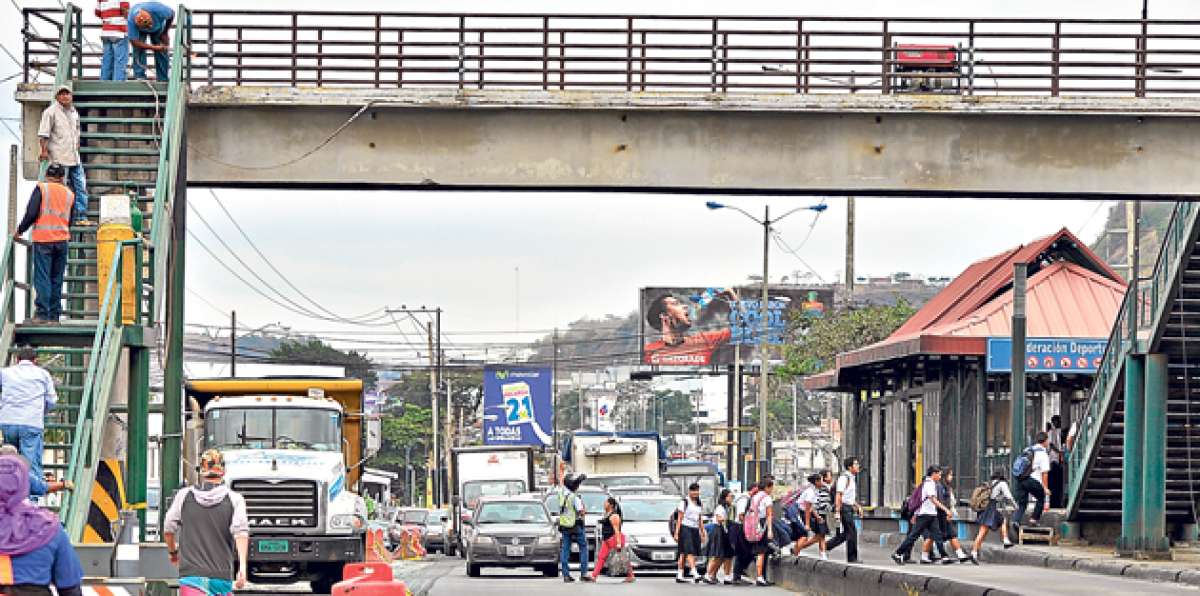El paso peatonal del km 4,5 de la av. Carlos Julio Arosemena estuvo varios d&iacute;as sin techo por su prolongaci&oacute;n. Foto: William Orellana / El Tel&eacute;grafo