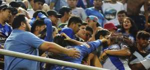 Hinchas con la camiseta de Emelec participan en una ri&ntilde;a (hombres y mujeres) en los grader&iacute;os de la avenida Quito, en el estadio George Capwell.