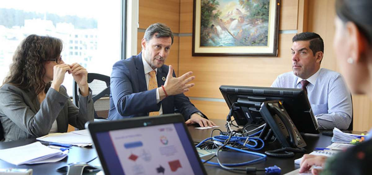 Arnauld Peral, representante del Programa de Naciones Unidas para el Desarrollo, y el ministro de Trabajo, Ra&uacute;l Ledesma, firmaron un acuerdo.