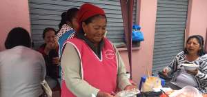 Los fines de semana, Petrona Chulli instala su improvisado puesto en una de las aceras de la calle Santa Teresa para ofrecer la colada de churos