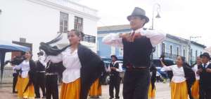 Los j&oacute;venes del Instituto de Sordos de Chimborazo danzaron, pero tambi&eacute;n elaboraron tarjetas y otros objetos que comercializaron.