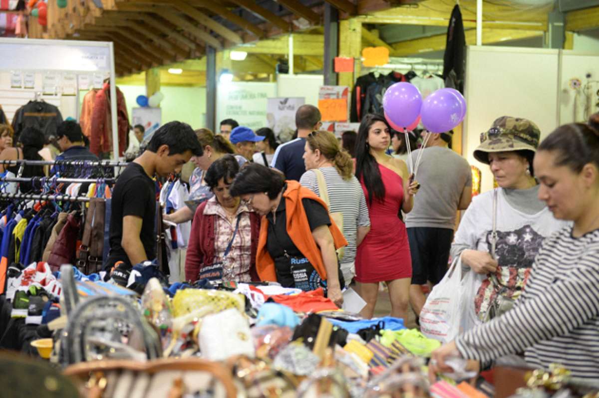 Los visitantes que acudieron al Centro de Exposiciones de Quito encontraron promociones en art&iacute;culos, como ropa, zapatos, alimentos, bebidas, etc. FOTO: DANIEL MOLINEROS / El TEL&Eacute;GRAFO