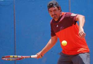 El tenista Nelson Ramos devuelve una bola durante el torneo Babolat Ace. Foto: Cortes&iacute;a