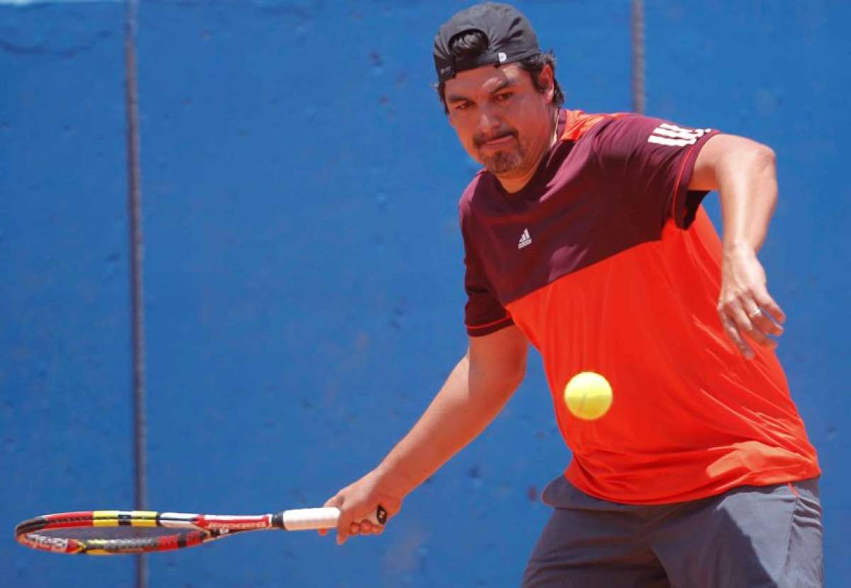 El tenista Nelson Ramos devuelve una bola durante el torneo Babolat Ace. Foto: Cortes&iacute;a
