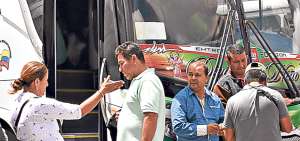 Los pasajeros de las unidades interprovinciales detenidas continuaron su viaje hasta Colombia en taxi.