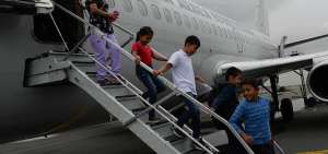 Los menores bajaron del avi&oacute;n sonrientes. Algunos grabaron el momento para compartirlo con sus familiares. El paseo por el aire dur&oacute; 15 minutos.