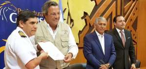 El prefecto Jimmy Jairala y el capit&aacute;n Carlos Ruales, director del Servicios de Dragas de la Armada, durante la firma del contrato. 