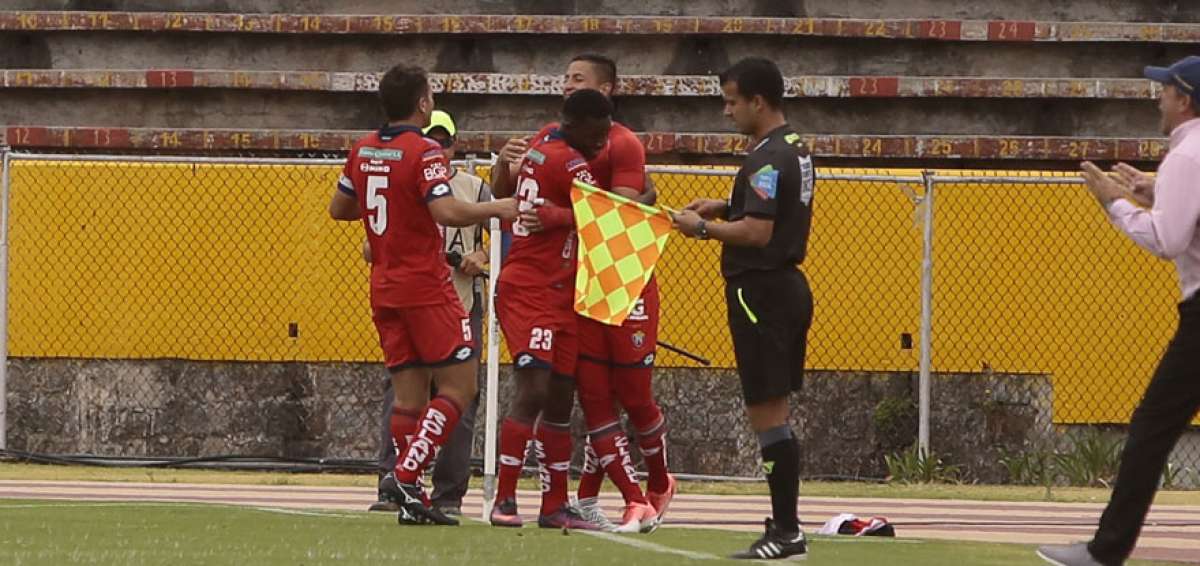 Festejo 'criollo' tras el gol de la victoria. 