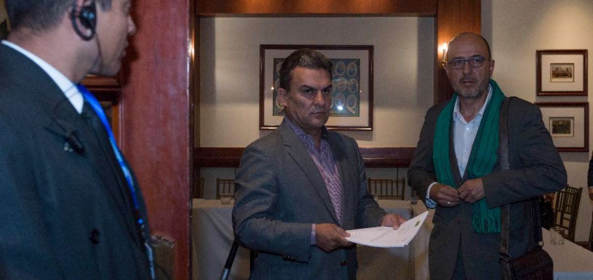 Jos&eacute; Serrano y &Oacute;scar Bonilla, de AP, esperan en el centro de mando del CNE al Presidente del ente electoral para entregar documentos sobre actas inconsistentes.
