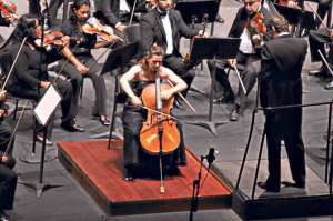 Violonchelista inglesa interpreta m&uacute;sica ecuatoriana con la OSG 