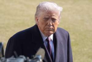 El presidente de Estados Unidos, Donald Trump, habla este viernes en la Casa Blanca, en Washington (EE.UU.).